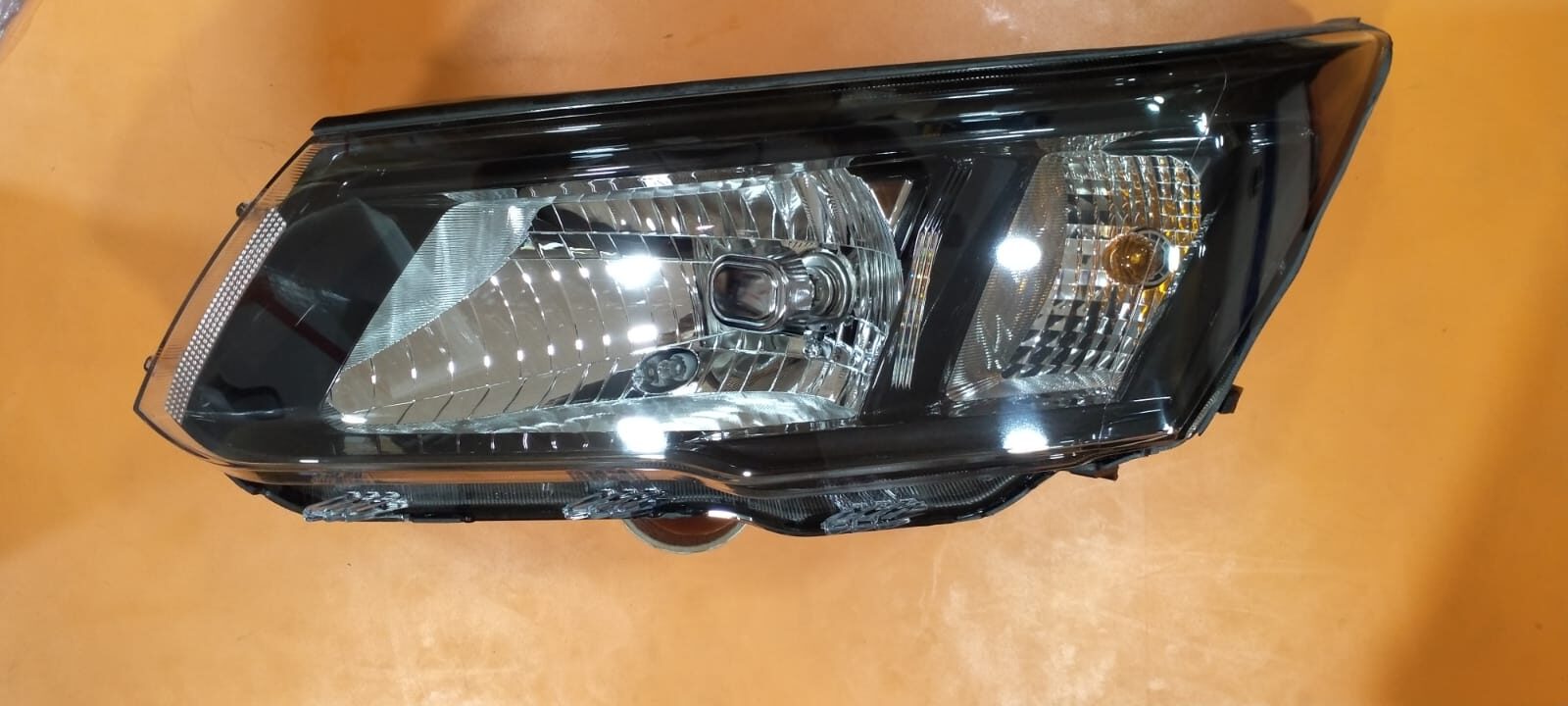 UNO MINDA HEAD LIGHT UNIT XUV 300 T1 -LH