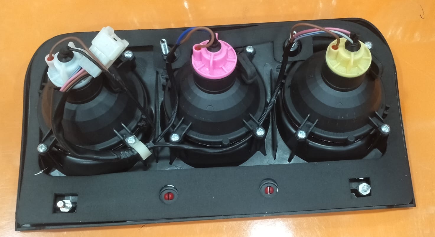 UNO MINDA TAIL LAMP TATA MAGIC -RH - Image 2