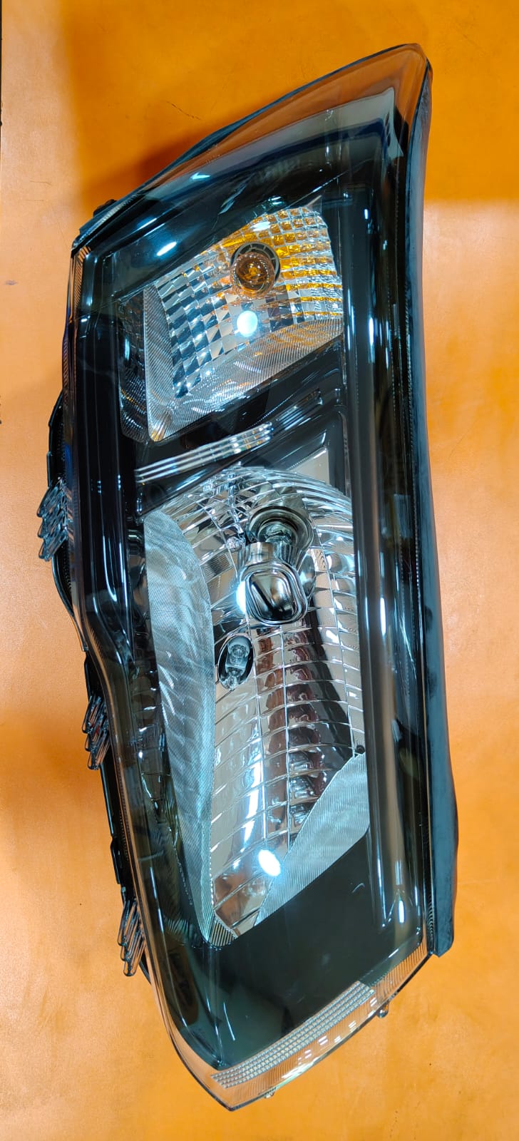 UNO MINDA HEAD LIGHT UNIT XUV 300 T1 -RH