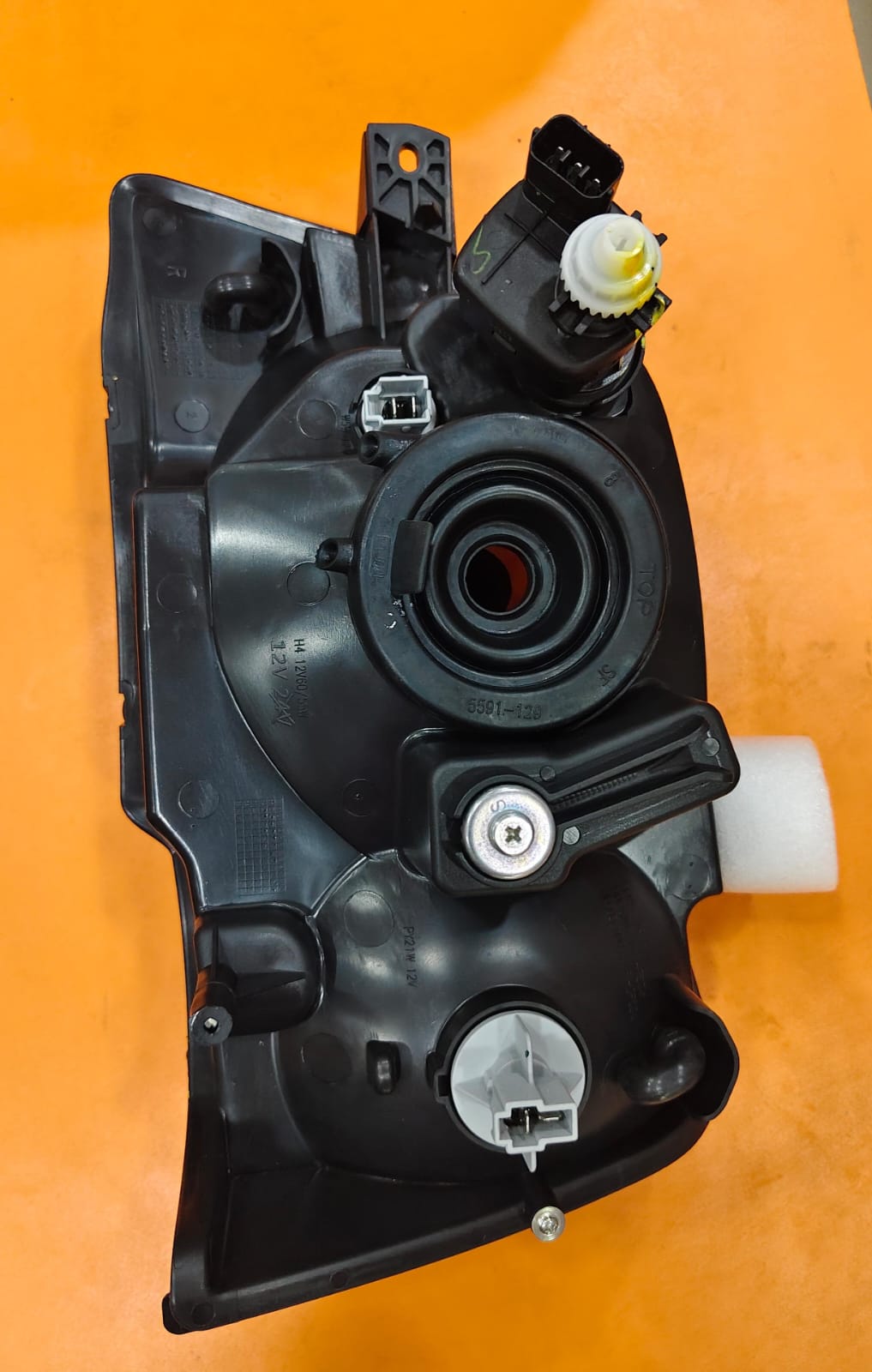 UNO MINDA EECO- RH WITH MOTOR HEAD LIGHT ASSEMBLY - Image 2
