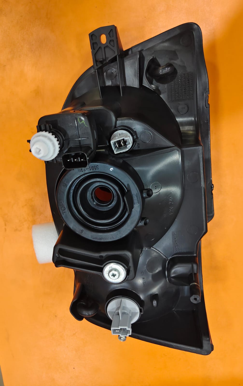 UNO MINDA EECO- LH WITH MOTOR HEAD LIGHT ASSEMBLY - Image 2